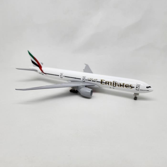 Diecast Pesawat Boeing 777 Emirates Airline 99% Metal Aircraft Model