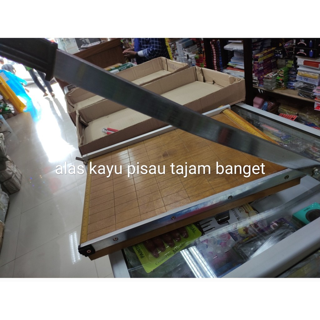 

pemotong kertas lion tipe k23 ukuran 30 x 39 cm alas kayu( ukuran alas kayunya) peper cutting sisa