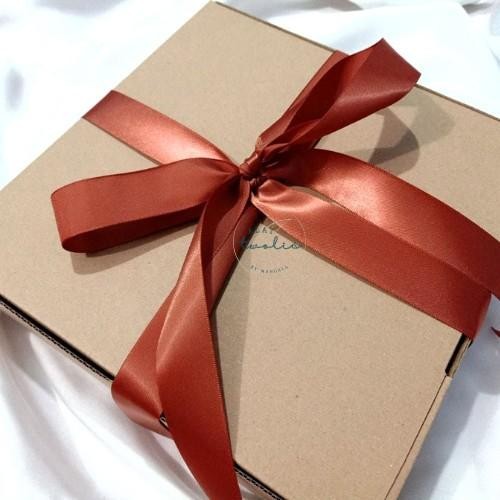 

Custom Hampers Stationery Journal Kit Wisuda-Kak Malversasi