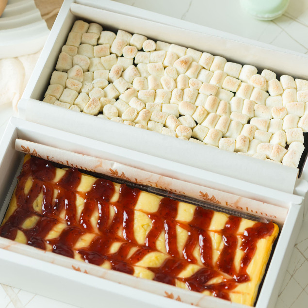 

Kaluna Cakes - Paket Brownies Strawberry Cream Cheese & Marshmallow - Kue Brownies Panggang 22x10