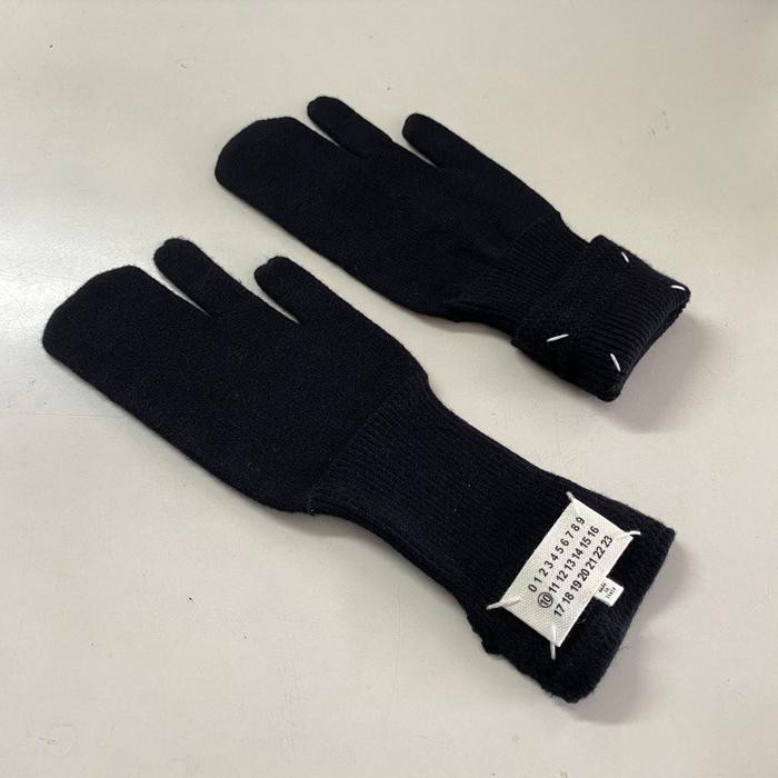 

Maison Margiela Black Tabi Gloves