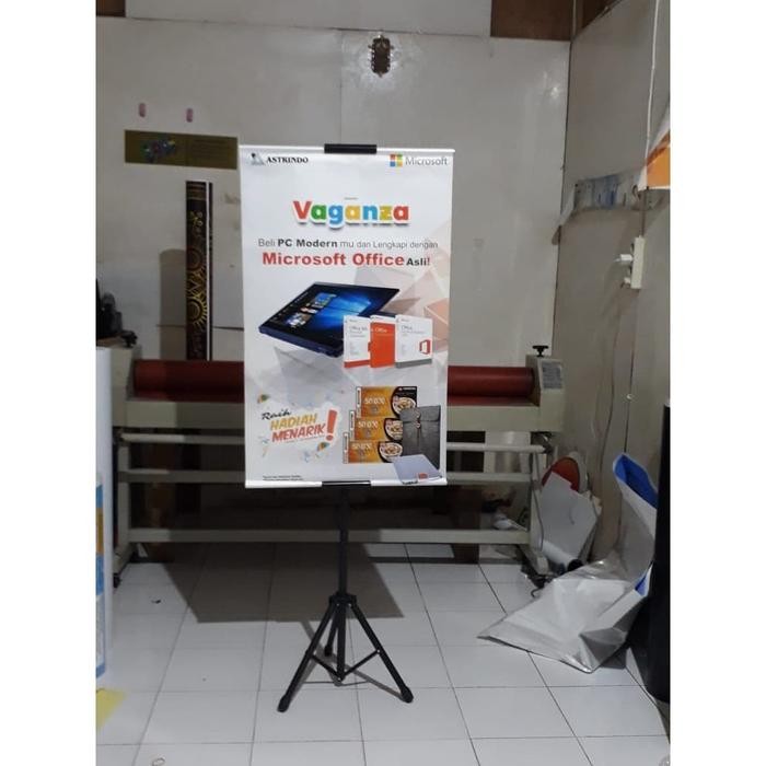

Tripod Stand Display Banner Poste Kwalitas 1 Silangan Kaki Plastik Terlaris