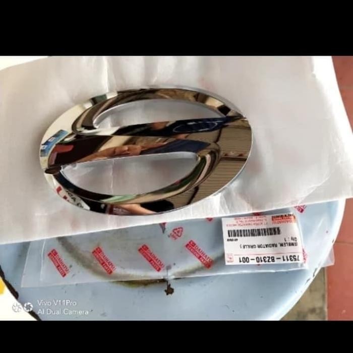 Emblem Depan Sigra Original. Kode 010