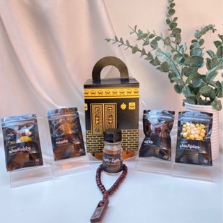 

Paket Al-Madina Tsalasa PREMIUM GARANSI 100% Snack Oleh Oleh Haji dan Umroh Warna Hitam Gold Sudah Gratis Kartu Default