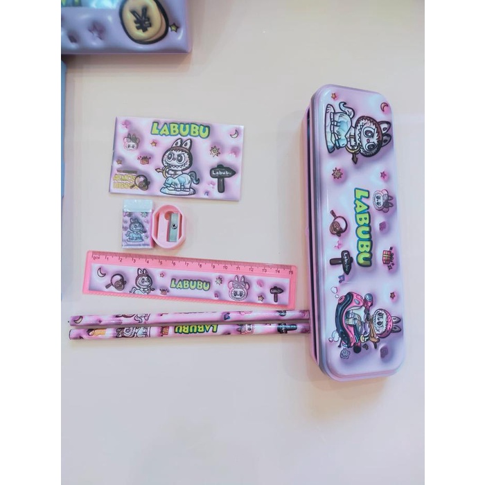 

Kotak Pensil Kaleng Anak Set 7 in 1 Stationery LABUBU Untuk Hadiah Anak Sekolah / Kotak Pensil