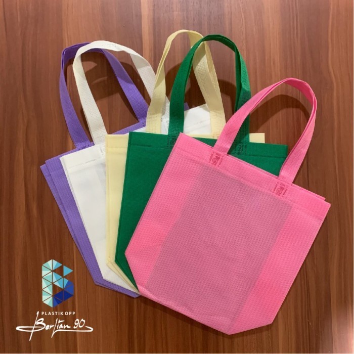 

Flashshow Goodie Bag Spundbond Motif Emboss 22 x 27 x 10 cm Tas Hajatan