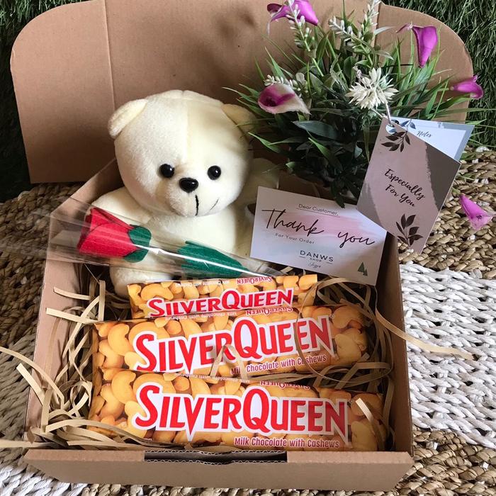 

terbaru !!! hadiah ulang tahun / gift box cokelat hampers boneka mini bear valentine dan wisuda