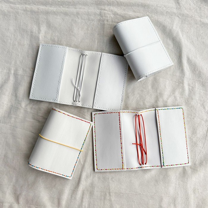 

White myntydori with Exterior Pocket