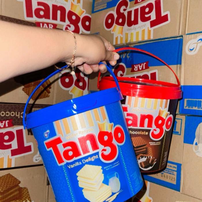 

Tango Jer Lebaran Coklat Vanila 1 dus isi 6pcs Cokelat Chocolate Kaleng Makanan