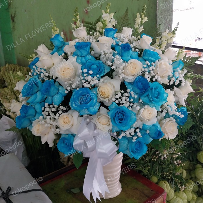 Vas Bunga Meja Mawar Putih dan Biru