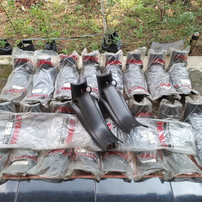 Cover Dek kunci Legshield tengah Jupiter Z 2003-2008 Original YGP Kode 402