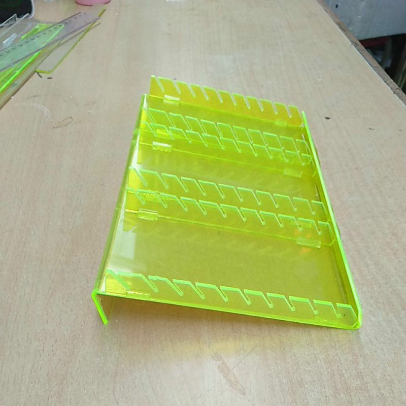 

Dudukan kartu 30 tingkat stabilo