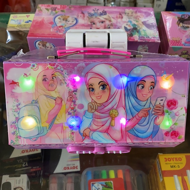 

Tempat Pensil / Pencil Case Kode Lampu LED Karakter Hijab 3 Tingkat