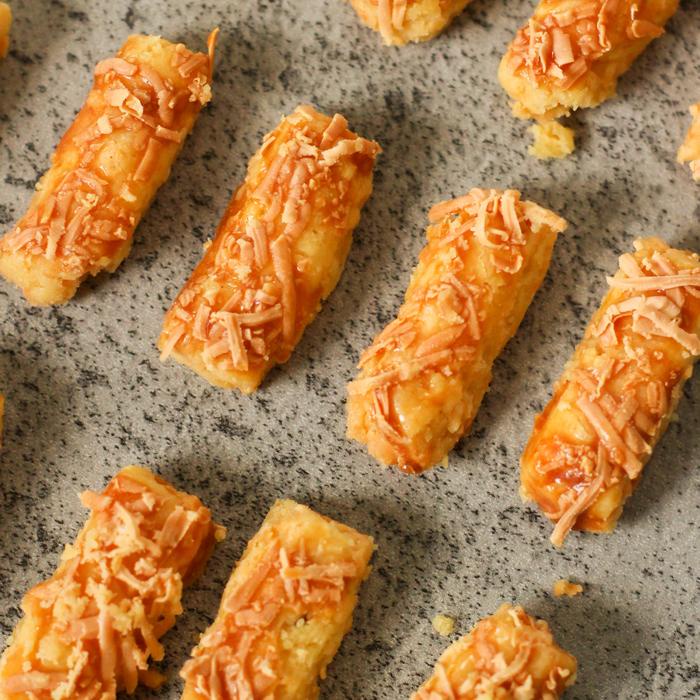 

Kastengel Cookies Kue Kering Keju Premium