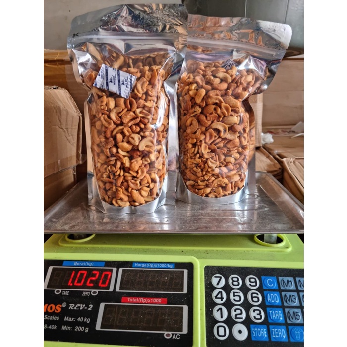 

Kacang Mede Goreng Original Asin Berat 1/2 Kg ( Pecahan )