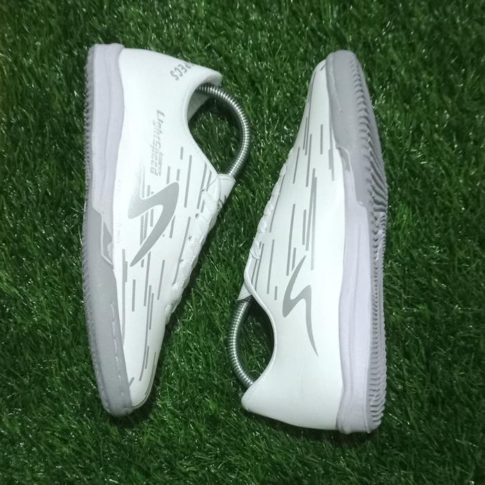 SEPATU FUTSAL LIGHTSPEED REBORN IN PUTIH SILVER ANAK DAN DEWASA KEREN