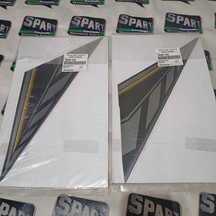 TOP STIKER SETIKER STRIPPING STRIPING FULLSET HITAM NINJA R 2014 ORIGINAL -