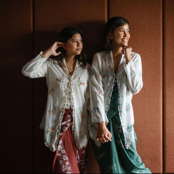 Kebaya Encim Embroidered Batik Bordir Sejauh Mata Memandang Terbaru