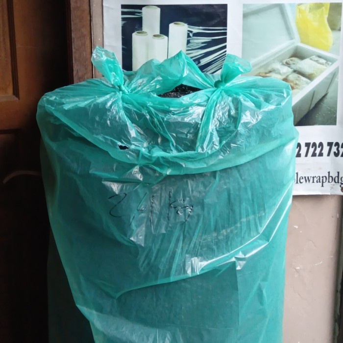 

party- bubblewrap warna hitam 2.40 kg via Gosend Instant, Cimahi