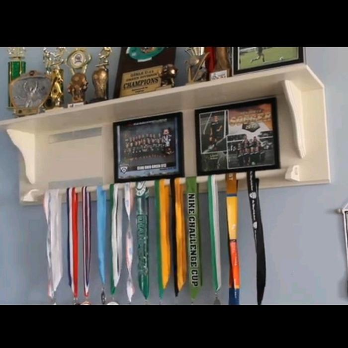 PREMIUM Rak piala/gantungan medali/rak kayu/rak dinding