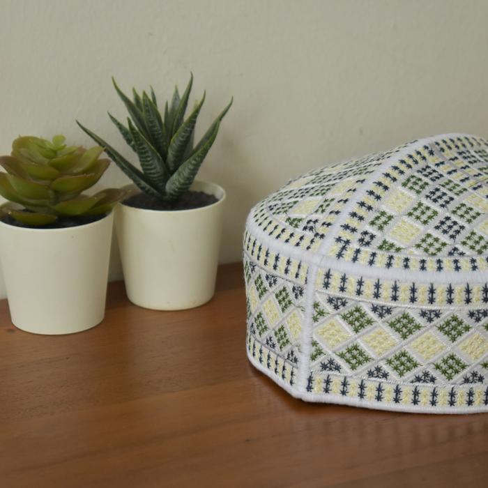 Peci Pakistan Bordir Warna Putih Bordir Warna Hijau Dan Kuning Harga Terjangkau Kualitas Bagus Aneka