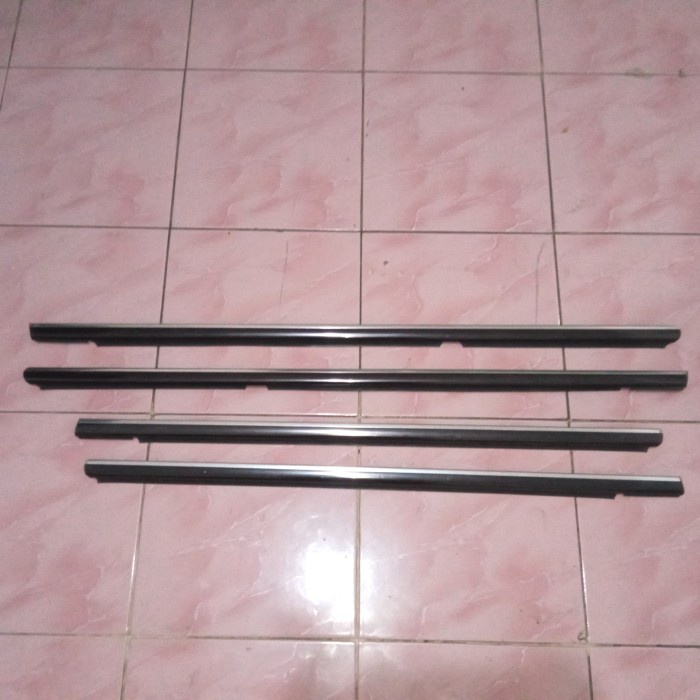 Lis Kaca Pintu Luar Mercedes Benz W203 (Bekas)