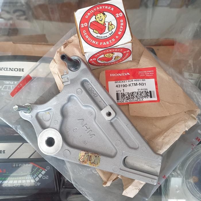 Breket Bracket Dudukan Kaliper Kepala Babi Belakang Honda Supra X 125 Dd Original Ori 43190-Ktm-N31