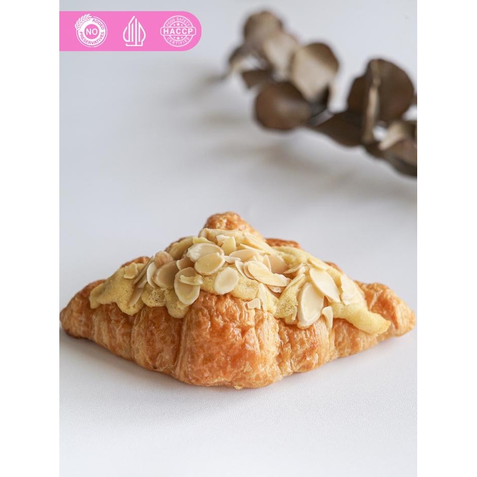 

PastikanTerjaminMutunya- ALMOND CROISSANT - MISOL Pastry Bakery