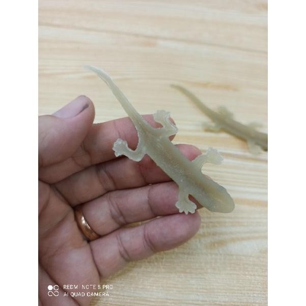 MAINAN CICAK KARET ABU ABU