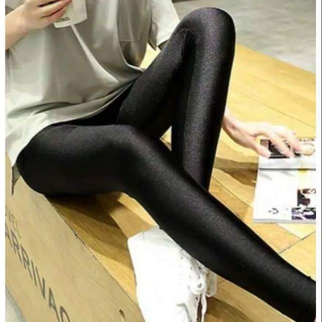 Skirta- Legging Hitam Glossy Panjang Leging Kilat Celana Leging Polos Wanita Santai