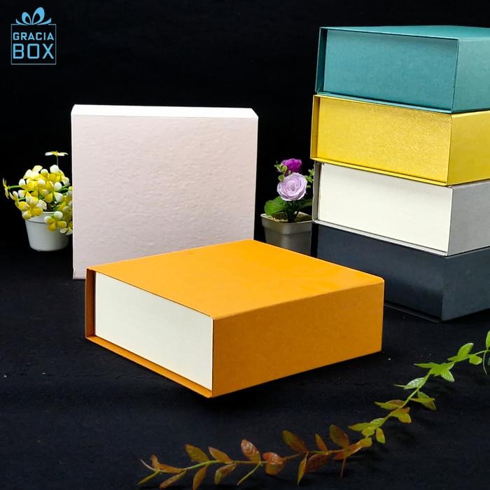 

Pesta- HARDBOX - BOX HAMPER - KOTAK KADO - ukuran 22 cm x 22 cm x 8 cm