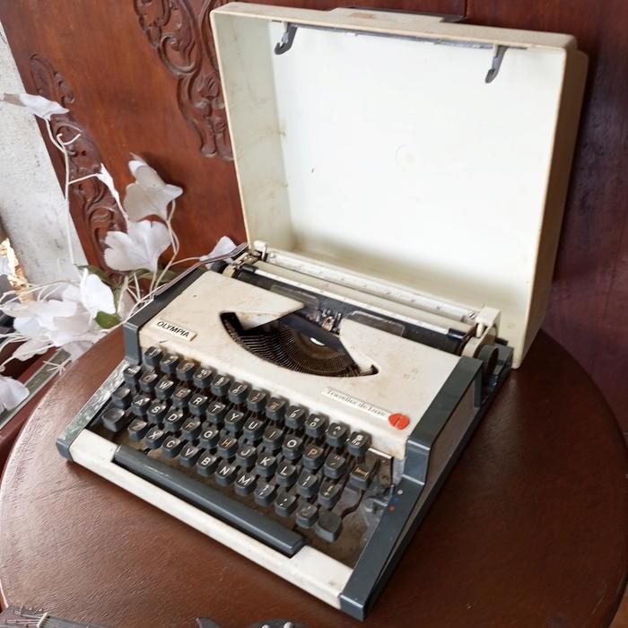 Mesin Tik Ketik Jadul Merk OLYMPIA Antik Vintage Lawas Tua Kuno Retro