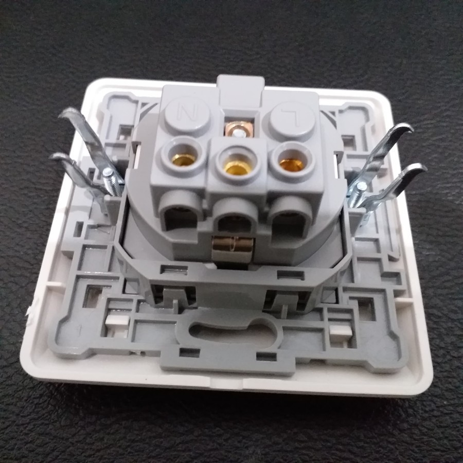 Stop Kontak Tutup SHUKAKU Stop Kontak Inbow + Cover SHUKAKU - SKU 8625