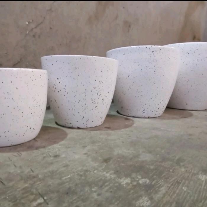 pot gerabah bintik hitam, pot tanah liat, pot bunga cantik, pot putih