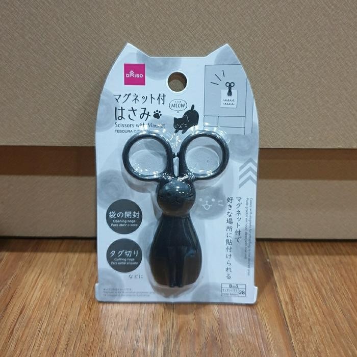 

Daiso Scissors With Magnet Gunting Kecil & Magnet Kulkas Black