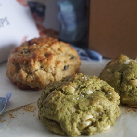 

MATCHA MACADAMIA WHITE CHOCOLATE COOKIES 1 BOX KODE 519