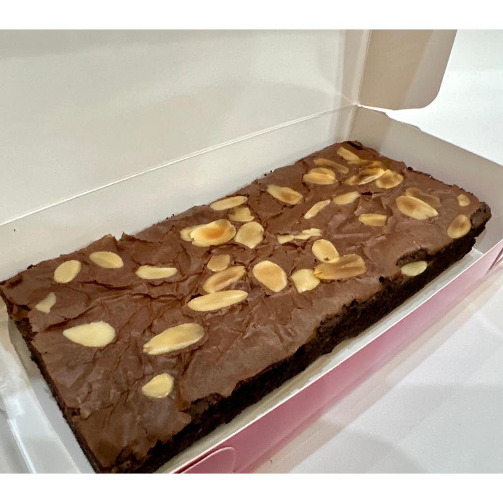 

Brownies Panggang Almond By Yasmin Keik (360gram)