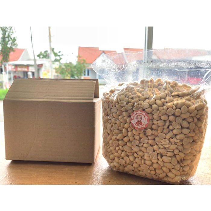 

Kacang Kupas Mentah Butiran Kecil 1 Kg dengan Packing Kardus - Cocok untuk Camilan Goreng Kering dan