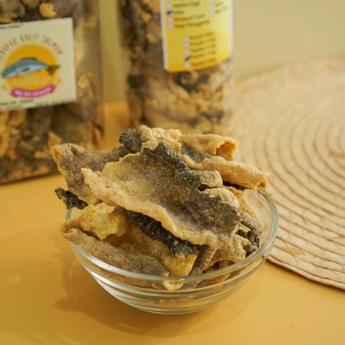 

Kerupuk Kulit Ikan Salmon Rasa Keju Kemasan 110gr Toples Cemillan dan Gurih Cemilan Makanan Laut