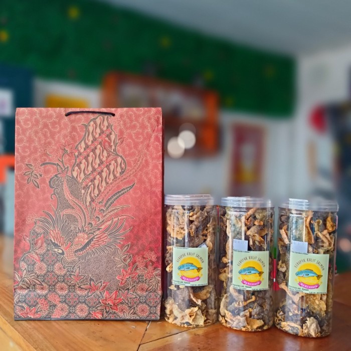 

Hampers Snack Kerupuk Kulit Ikan Salmon Cemilan Kekinian Enak dan Sehat