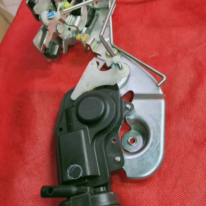 Doorlock Pintu Blk Bagasi Original Daihatsu Taruna