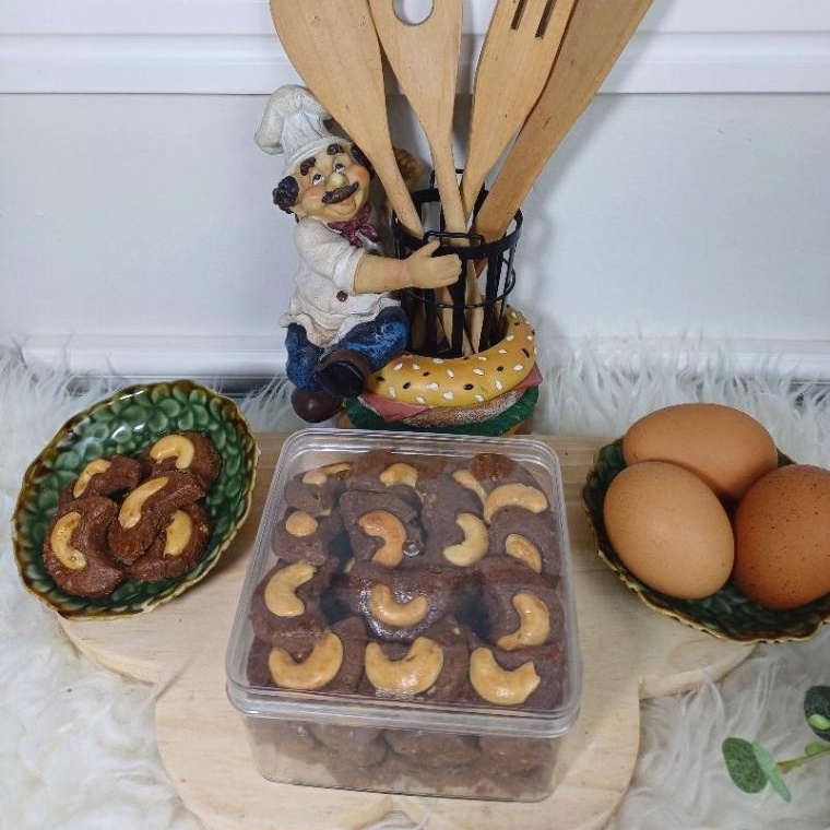 

Kue kering Nastar / Keju / Putri salju / Coklat mede / Sagu keju 300gr