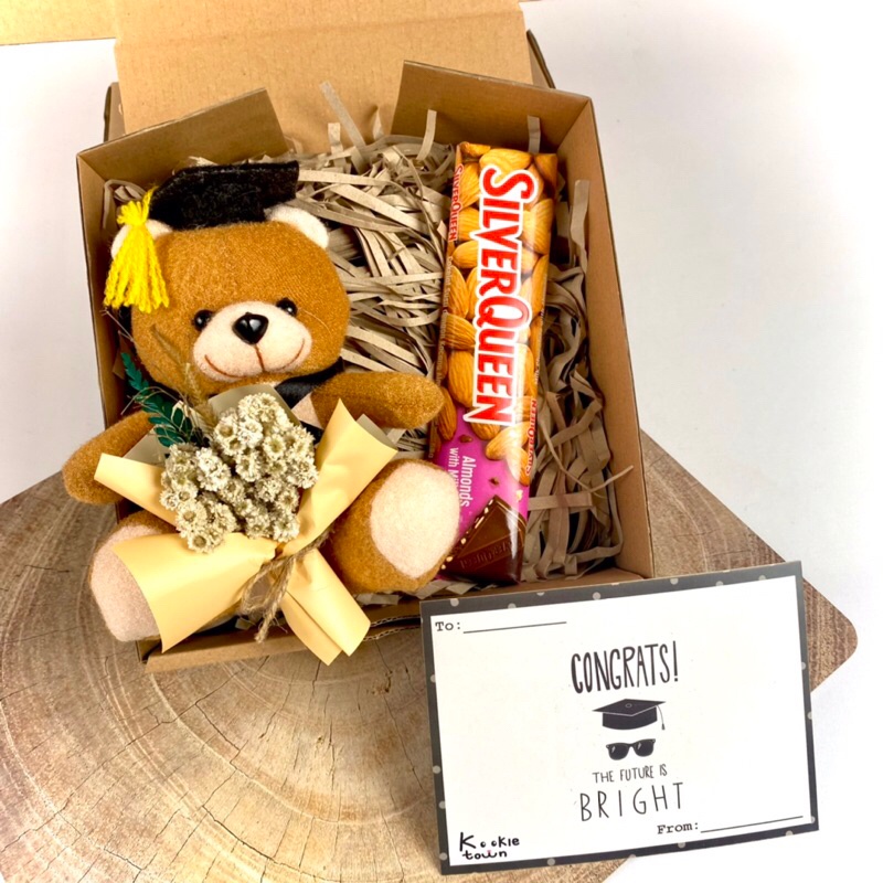 

HJ Hampers Wisuda / Kado Wisuda / Boneka Wisuda / Gift Boneka Bunga / Hampers Snack / Graduation