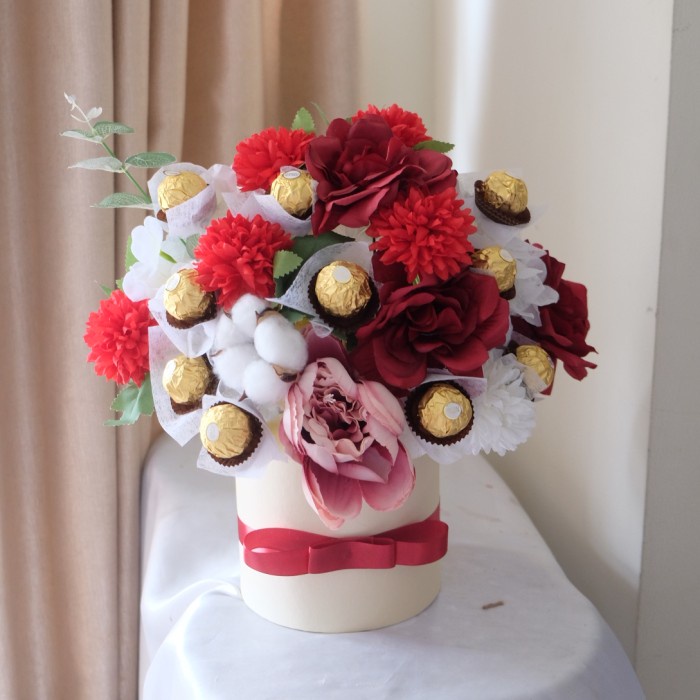 BLOOMING BOX FLOWER IN BOX DENGAN FERRERO ROCHER HADIAH VALENTINE