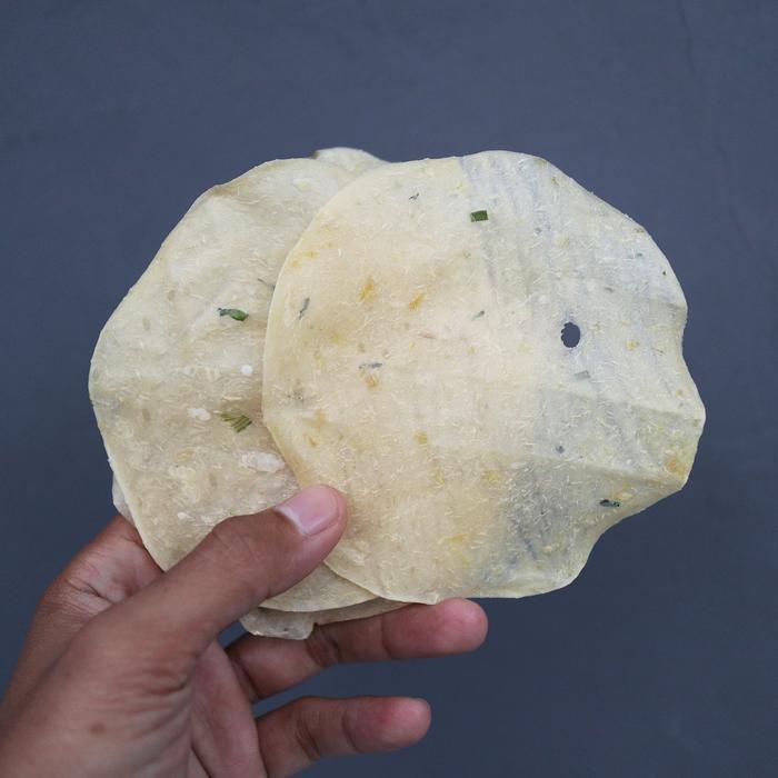 

[ PAKET 3 BUNGKUS ] Opak Singkong Mentah Gurih Enak Best Seller ( Isi 150 Keping ) Siap Goreng