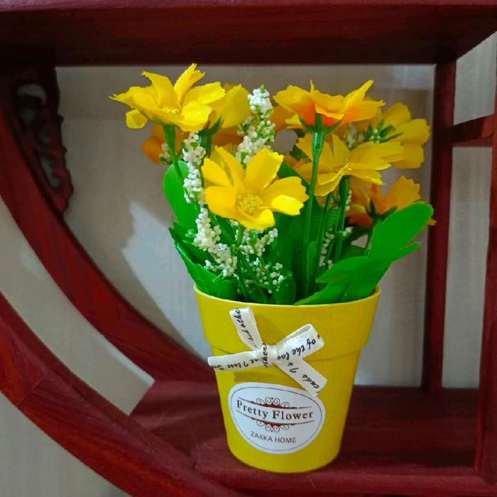 pot bunga kecil warna warni (pot + bunga)