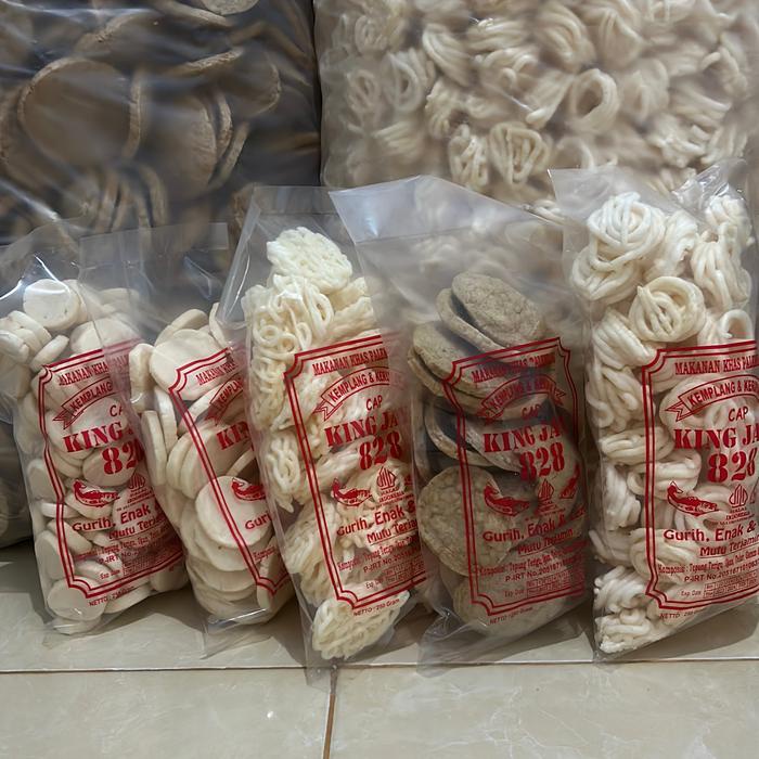 

Paket 5 bungkus kerupuk sanggul,kerupuk mawar,kemplang mini,kemplang kancing,dan kemplang kulit
