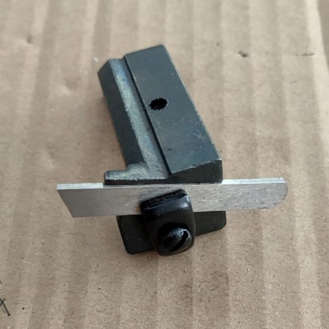 ELEKTRO11- 42047 Lower Knife Holder Dudukan Pisau Bawah Mesin Obras DC ( 1 SET )