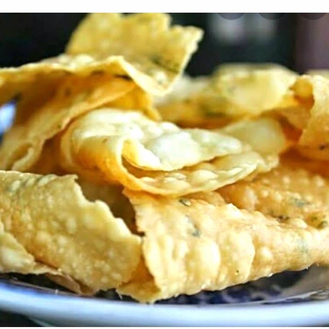 

keripik bawang/pangsit berat 1 kg