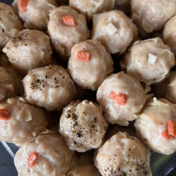 

DIMSUM PREMIUM FORMULASI BARU ISI 50 PCS, DIMSUM AYAM, DIMSUM FROZEN INCLUDE SAUS DELMONTE SPESIAL.